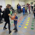 dzieci i dorośli podczas zabawy - konkurs z balonami