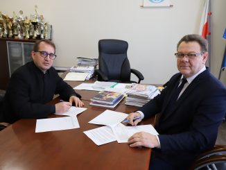 Ks. proboszcz Tadeusz Mikołajczyk i wójt gminy Wola Krzysztoporska Roman Drozdek podpisują umowę o przyznaniu dotacji przez gminę