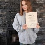 dziewczynka z dyplomem