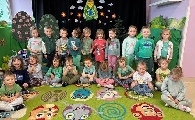 grupa przedszkolna podczas obchodów Dnia Ziemi
