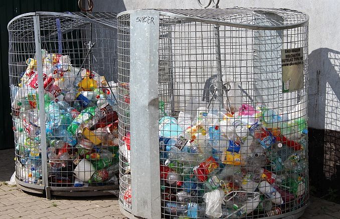 Śmieci plastiki w pojemnikach