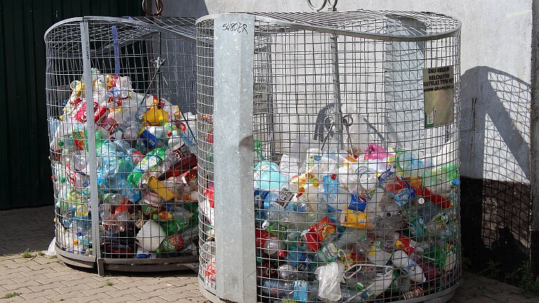 Śmieci plastiki w pojemnikach
